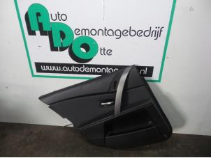 Usados Tapizado de puerta de 4 puertas izquierda detrás BMW 5 serie (E60) 520i 24V Precio € 50,00 Norma de margen ofrecido por Autodemontagebedrijf Otte