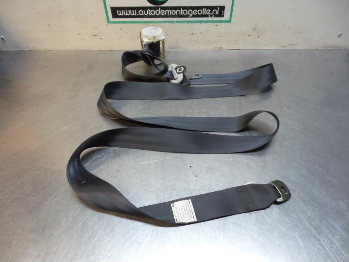 Rear seatbelt, left from a Suzuki New Ignis (MH) 1.5 16V 2005
