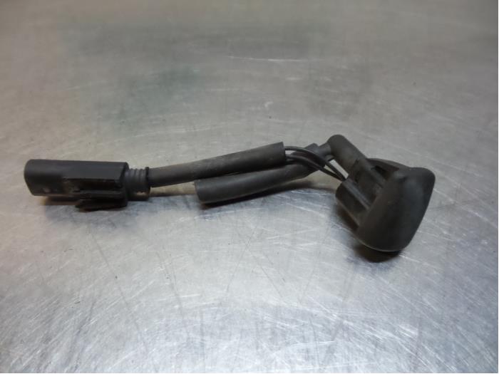 Front windscreen washer jet from a BMW 5 serie (E60) 520i 24V 2003