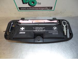 Usagé Kit d'outils BMW 5 serie (E60) 520i 24V Prix € 75,00 Règlement à la marge proposé par Autodemontagebedrijf Otte