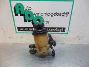 Used Power steering fluid reservoir Kia Sportage (JE) 2.0 CRDi 16V VGT 4x2 Price € 15,00 Margin scheme offered by Autodemontagebedrijf Otte