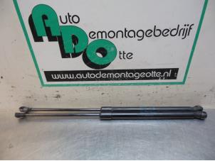 Usagé Kit amortisseur gaz hayon Volkswagen Polo IV (9N1/2/3) 1.4 TDI 70 Prix € 10,00 Règlement à la marge proposé par Autodemontagebedrijf Otte