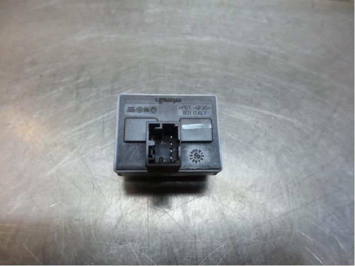 Electric window switch from a Volkswagen Polo IV (9N1/2/3) 1.4 TDI 70 2005