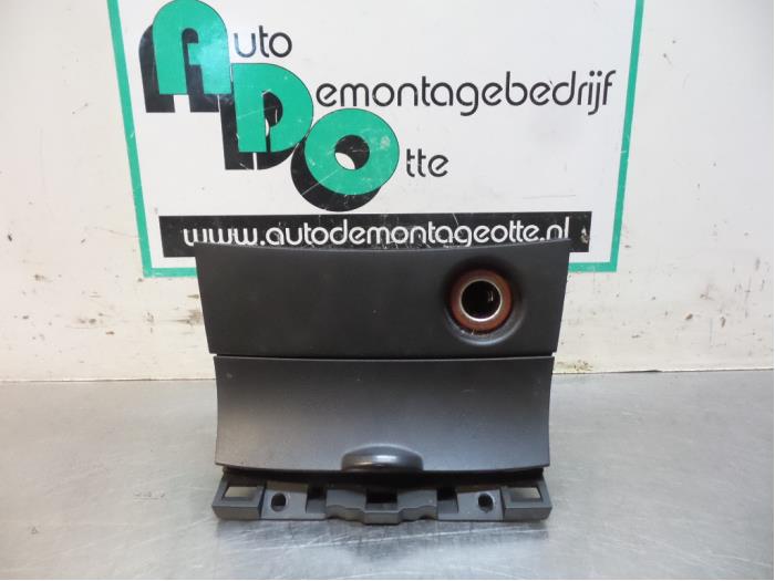 Begagnade Askkopp, fram Mazda 3 Sport (BK) 1.3i 16V Pris € 25,00 Marginaltabell erbjuds av Autodemontagebedrijf Otte