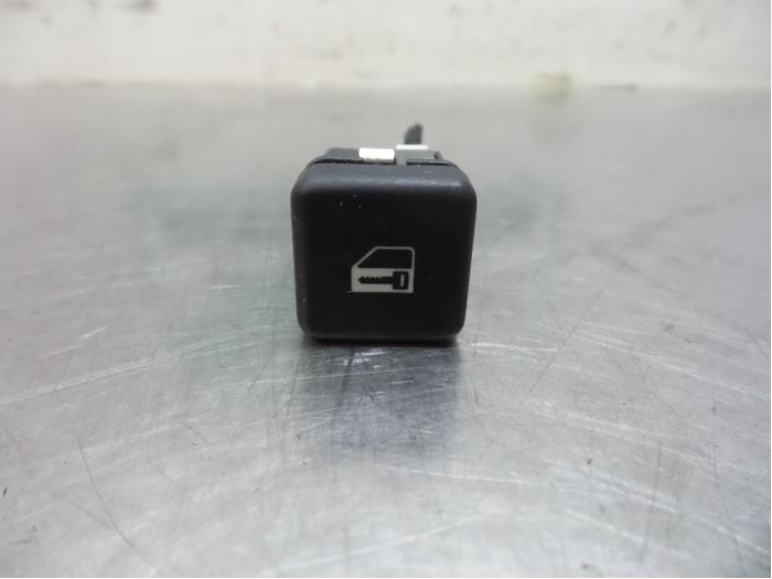 Central locking switch from a BMW 5 serie (E39) 523i 24V 1998