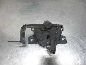 Used Bonnet lock mechanism Kia Sportage (JE) 2.0 CRDi 16V VGT 4x2 Price € 20,00 Margin scheme offered by Autodemontagebedrijf Otte