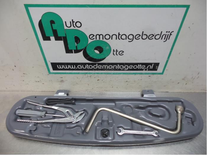 Tool set from a BMW 3 serie Touring (E46/3) 318d 16V 2003