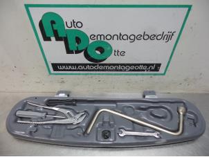 Usagé Kit d'outils BMW 3 serie Touring (E46/3) 318d 16V Prix € 30,00 Règlement à la marge proposé par Autodemontagebedrijf Otte