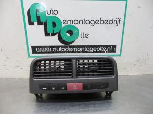 Gebrauchte Panikbeleuchtung Schalter Fiat Grande Punto (199) 1.2 Preis € 30,00 Margenregelung angeboten von Autodemontagebedrijf Otte