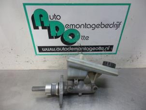 Używane Glówny cylinder hamulcowy Opel Vivaro 1.9 DTI 16V Cena € 25,00 Procedura marży oferowane przez Autodemontagebedrijf Otte