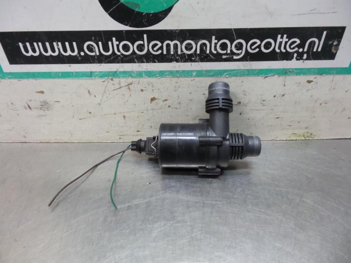 Begagnade Extra vattenpump BMW X5 (E53) 3.0d 24V Pris € 25,00 Marginaltabell erbjuds av Autodemontagebedrijf Otte