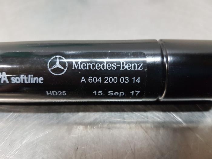 Tlumik drgan z Mercedes-Benz E (W124) 2.2 E-220 16V 1995