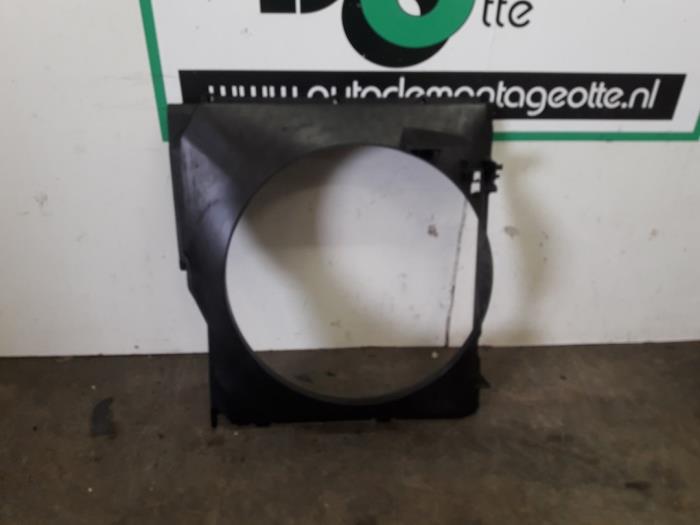 Radiator cooling fan shroud