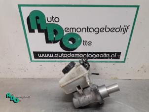 Używane Glówny cylinder hamulcowy Opel Zafira (M75) 2.2 16V Direct Ecotec Cena € 25,00 Procedura marży oferowane przez Autodemontagebedrijf Otte