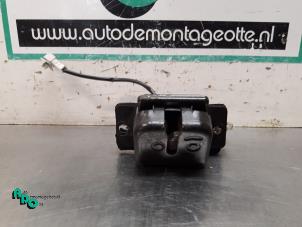 Used Tailgate lock mechanism Kia Sorento I (JC) 2.5 CRDi 16V Price € 15,00 Margin scheme offered by Autodemontagebedrijf Otte