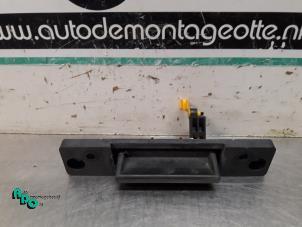 Used Tailgate handle Kia Sorento I (JC) 2.5 CRDi 16V Price € 10,00 Margin scheme offered by Autodemontagebedrijf Otte