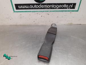 Used Rear seatbelt buckle, right Kia Sorento I (JC) 2.5 CRDi 16V Price € 10,00 Margin scheme offered by Autodemontagebedrijf Otte
