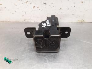 Used Tailgate lock mechanism Kia Sorento I (JC) 2.5 CRDi 16V Price € 15,00 Margin scheme offered by Autodemontagebedrijf Otte