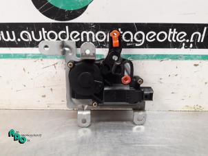 Used Central locking motor Kia Sorento I (JC) 2.5 CRDi 16V Price € 15,00 Margin scheme offered by Autodemontagebedrijf Otte