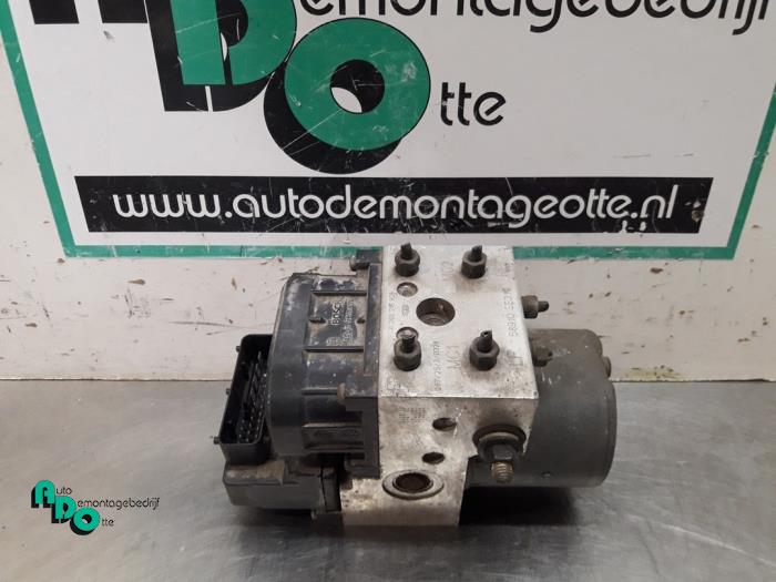 Begagnade ABS-pump Kia Sorento I (JC) 2.5 CRDi 16V Pris € 40,00 Marginaltabell erbjuds av Autodemontagebedrijf Otte