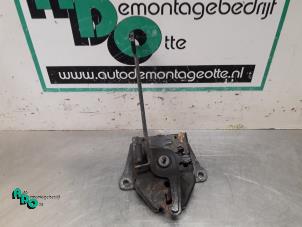 Used Bonnet lock mechanism Kia Sorento I (JC) 2.5 CRDi 16V Price € 20,00 Margin scheme offered by Autodemontagebedrijf Otte