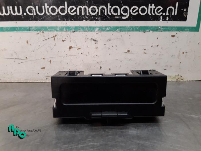Begagnade Innerdisplay Renault Megane II Grandtour (KM) 1.4 16V Pris € 20,00 Marginaltabell erbjuds av Autodemontagebedrijf Otte