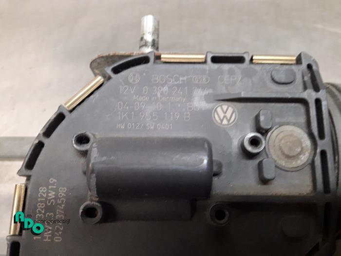 Wiper motor + mechanism from a Volkswagen Golf V (1K1) 1.6 FSI 16V 2004