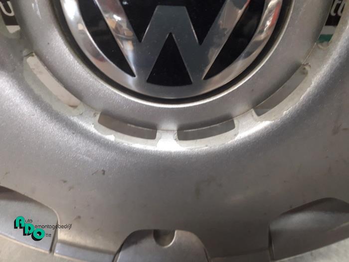 Tapacubos de un Volkswagen Golf IV (1J1)
