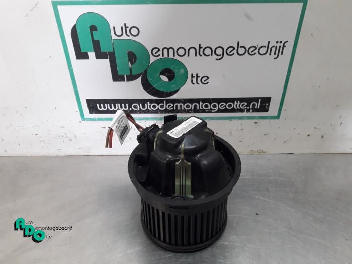 Heating and ventilation fan motor from a Peugeot 207/207+ (WA/WC/WM) 1.4 16V VTi 2009