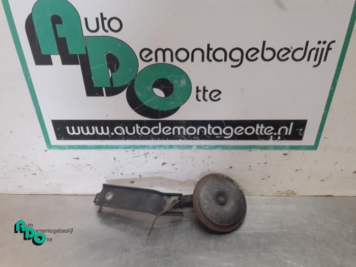Używane Klakson Mazda MX-5 (NB18/35/8C) 1.6i 16V Cena € 10,00 Procedura marży oferowane przez Autodemontagebedrijf Otte