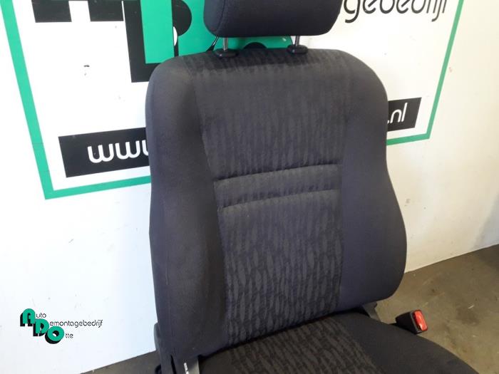 Seat, right from a Toyota Corolla (E12) 1.4 16V VVT-i 2003
