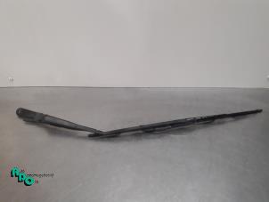 Used Front wiper arm Opel Movano (4A1; 4A2; 4B2; 4B3; 4C2; 4C3) 2.5 CDTI 16V DPF Price € 15,00 Margin scheme offered by Autodemontagebedrijf Otte