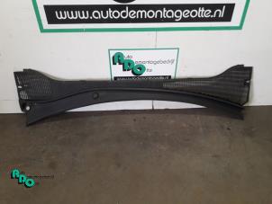 Used Cowl top grille Renault Clio III (BR/CR) 1.4 16V Price € 20,00 Margin scheme offered by Autodemontagebedrijf Otte