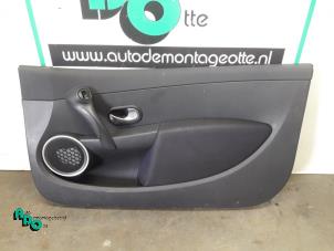 Używane Tapicerka drzwi prawych wersja 2-drzwiowa Renault Clio III (BR/CR) 1.4 16V Cena € 50,00 Procedura marży oferowane przez Autodemontagebedrijf Otte