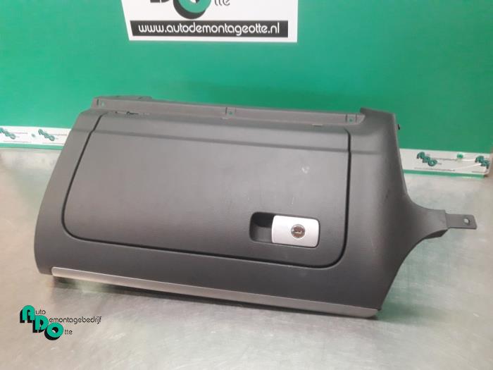 Begagnade Handskfack Volkswagen Jetta III (1K2) 1.9 TDI Pris € 30,00 Marginaltabell erbjuds av Autodemontagebedrijf Otte