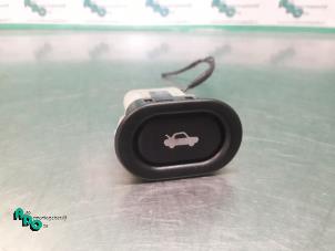 Used Tank cap cover switch Saab 9-3 I (YS3D) 2.2 TiD Kat. Price € 10,00 Margin scheme offered by Autodemontagebedrijf Otte