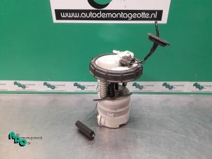 Usagé Pompe d'injection Renault Clio III (BR/CR) 1.4 16V Prix € 25,00 Règlement à la marge proposé par Autodemontagebedrijf Otte