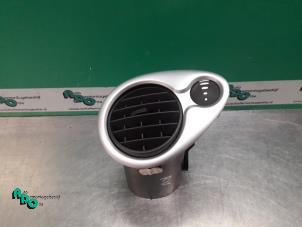 Usados Rejilla de aire de salpicadero Renault Clio III (BR/CR) 1.4 16V Precio € 10,00 Norma de margen ofrecido por Autodemontagebedrijf Otte
