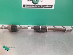 Used Front drive shaft, right Renault Clio III (BR/CR) 1.4 16V Price € 25,00 Margin scheme offered by Autodemontagebedrijf Otte