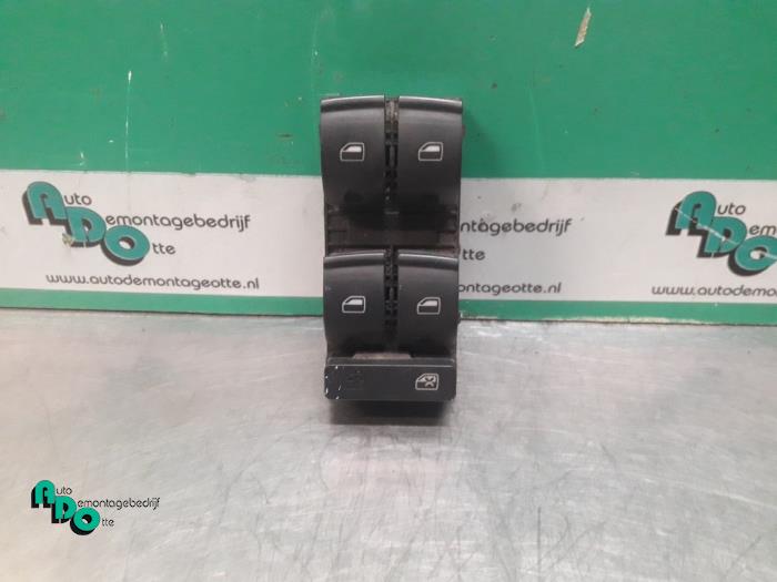 Electric window switch from a Audi A4 Avant (B7) 2.0 20V 2006