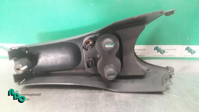 Middle console from a Fiat 500 (312) 1.2 69 2008