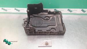 Używane Pojemnik na akumulator Renault Twingo II (CN) 1.5 dCi 90 FAP Cena € 15,00 Procedura marży oferowane przez Autodemontagebedrijf Otte