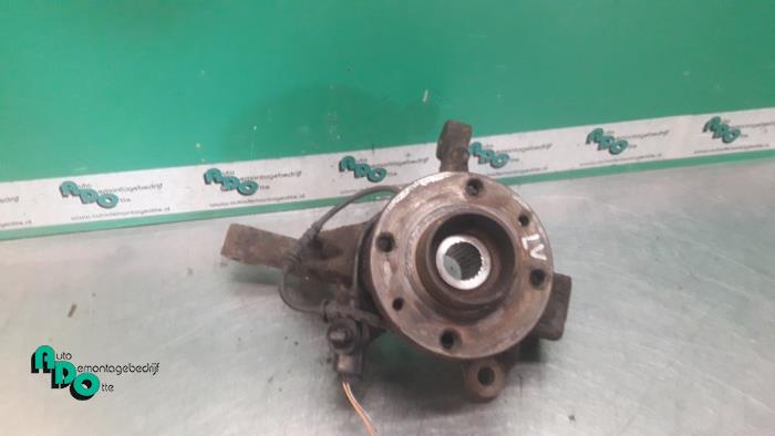 Knuckle, front left from a Renault Clio III Estate/Grandtour (KR) 1.2 16V TCE 100 2009