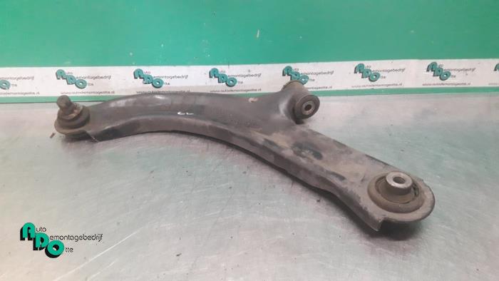 Front wishbone, left from a Renault Clio III Estate/Grandtour (KR) 1.2 16V TCE 100 2009