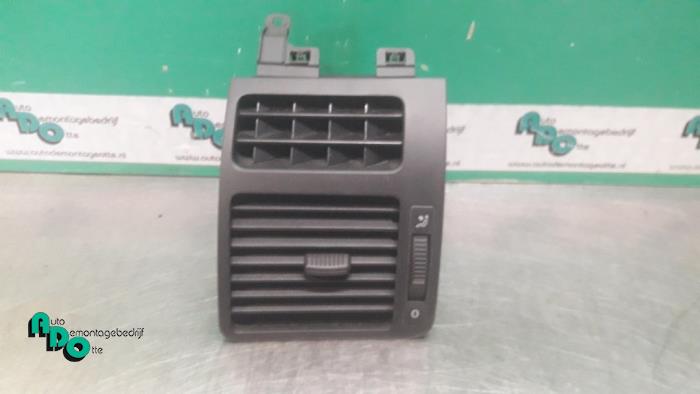 Dashboard vent from a Volkswagen Touran (1T1/T2) 1.6 FSI 16V 2004