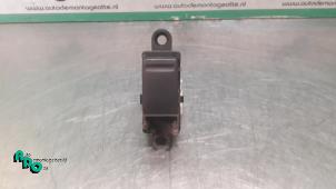 Używane Przelacznik elektrycznej szyby Nissan Almera (N16) 1.5 16V Cena € 10,00 Procedura marży oferowane przez Autodemontagebedrijf Otte