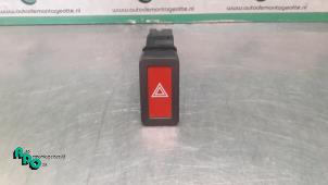 Używane Przelacznik swiatel awaryjnych Nissan Almera (N16) 1.5 16V Cena € 10,00 Procedura marży oferowane przez Autodemontagebedrijf Otte