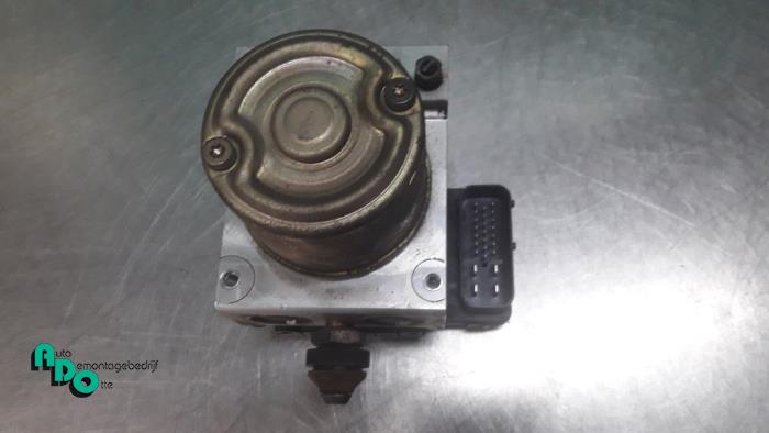 Begagnade ABS-pump Suzuki Alto (RF410) 1.1 16V Pris € 40,00 Marginaltabell erbjuds av Autodemontagebedrijf Otte
