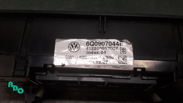 Panneau de commandes chauffage d'un Volkswagen Polo IV (9N1/2/3) 1.9 TDI 100 2008