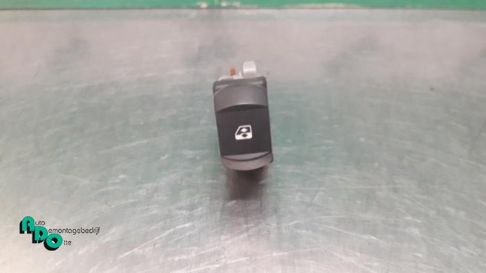 Electric window switch from a Renault Clio III Estate/Grandtour (KR) 1.2 16V TCE 100 2009